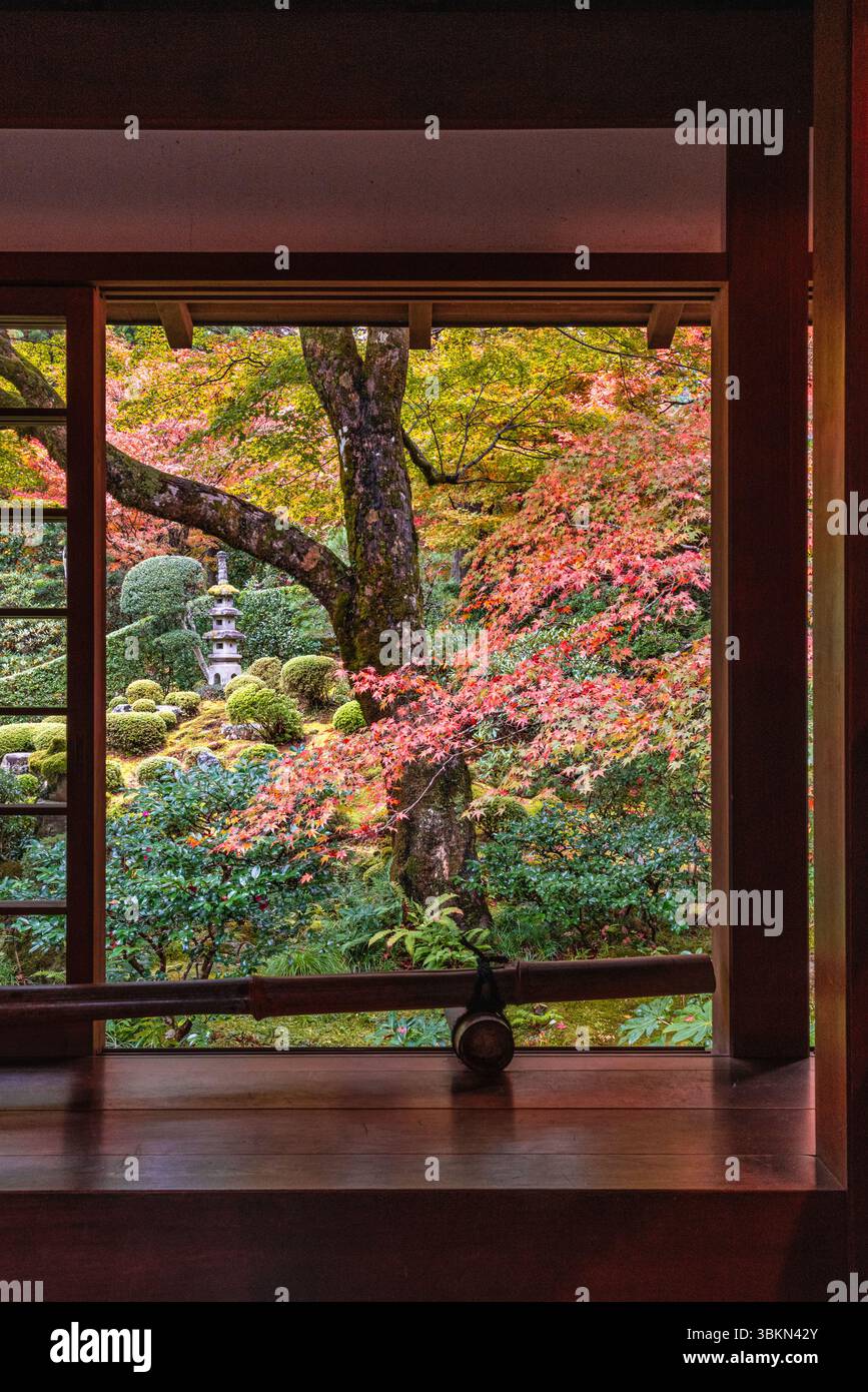Il bellissimo tempio di Sanzen-in a Ohara durante la stagione autunnale. Kyoto, Giappone. Foto Stock
