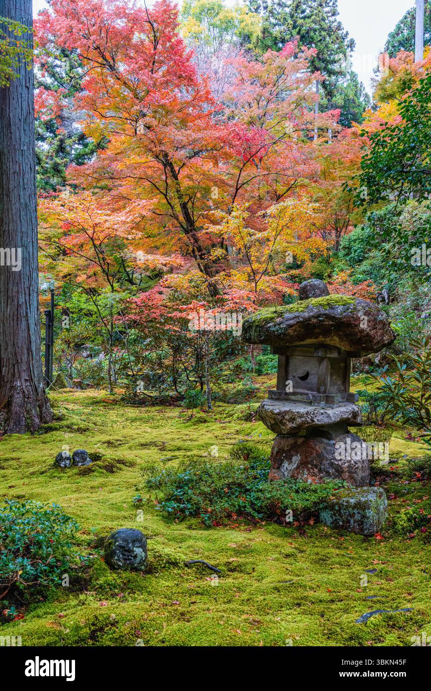 Il bellissimo tempio di Sanzen-in a Ohara durante la stagione autunnale. Kyoto, Giappone. Foto Stock