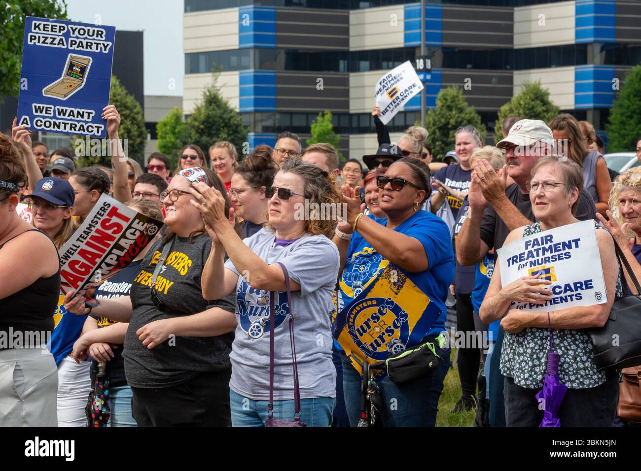 Southfield, Michigan, Stati Uniti. 21 giugno 2025. Gli infermieri si radunano al di fuori di Corewell Health durante la loro lotta per un contratto sindacale. Corewell è il più grande sistema sanitario del Michigan. I suoi 10.000 infermieri hanno votato per unirsi ai Teamsters alla fine del 2024 e stanno lottando per il loro primo contratto. Crediti: Jim West/Alamy Live News Foto Stock