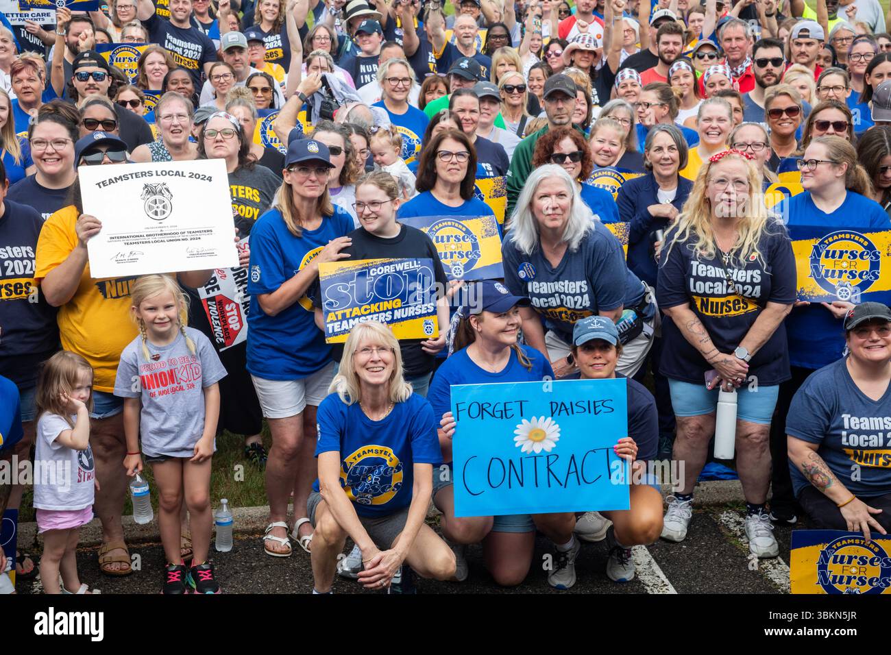 Southfield, Michigan, Stati Uniti. 21 giugno 2025. Gli infermieri si radunano al di fuori di Corewell Health durante la loro lotta per un contratto sindacale. Corewell è il più grande sistema sanitario del Michigan. I suoi 10.000 infermieri hanno votato per unirsi ai Teamsters alla fine del 2024 e stanno lottando per il loro primo contratto. Crediti: Jim West/Alamy Live News Foto Stock