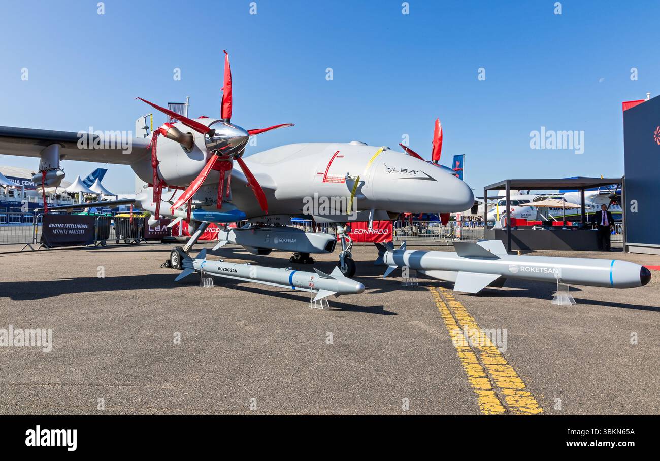 Baykar Bayraktar Akıncı drone UCAV (Unmanned Combat Aerial Vehicle) al Paris Air Show. Francia - 18 giugno 2025 Foto Stock