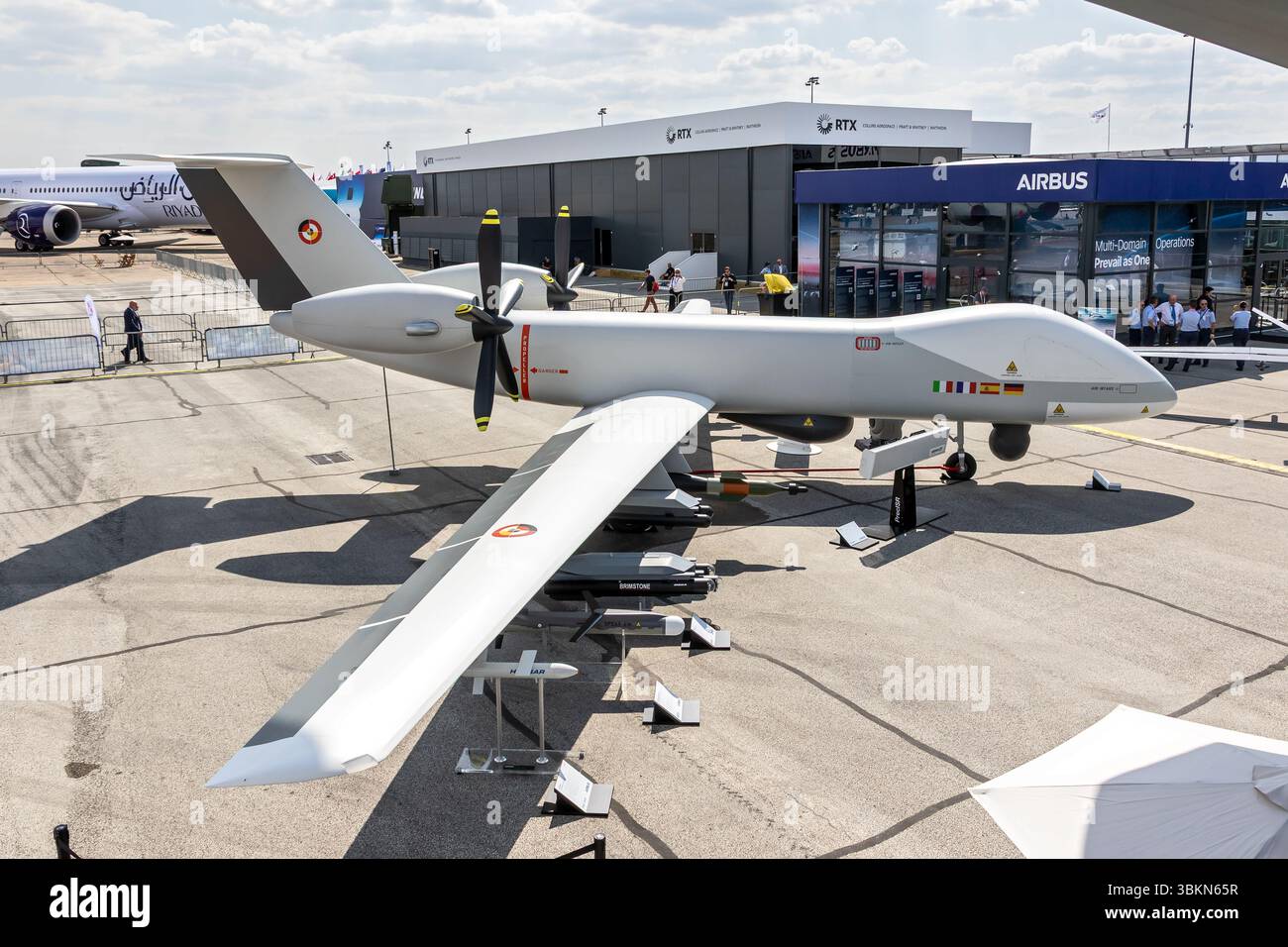 Eurodrone, European Medium Altitude Long Endurance Remote Piloted Aircraft System (RPAS MASCHIO) di Leonardo, Airbus e Dassault, presso l'Air Sho di Parigi Foto Stock Eurodrone, European Medium Altitude Long Endurance Remote Piloted Aircraft System (RPAS MASCHIO) di Leonardo, Airbus e Dassault, presso l'Air Sho di Parigi Foto Stock