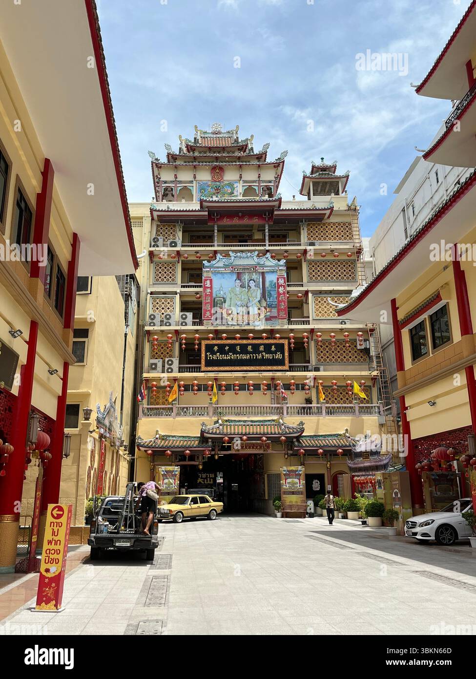 Porta di Wat Mangkon Kamalawat, situata nel vicolo della Chinatown di Bangkok, presa il 19 giugno 2025. Il tempio fu costruito da re Rama 3 nel 1846. Foto Stock
