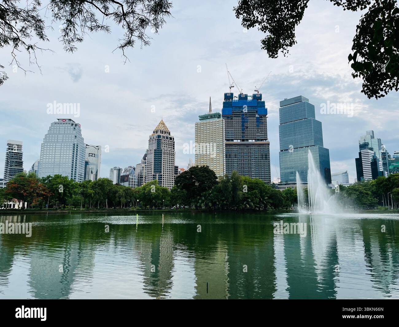 Lo skyline di Bangkok si vede dal punto panoramico del Parco Lumphinee. Adottato il 18 giugno 2025. Foto Stock