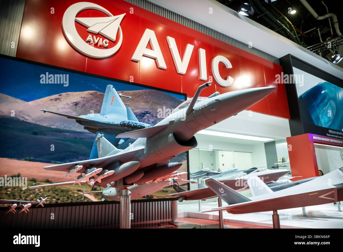 Chengdu J-10 modello in scala di caccia di fronte allo stand AVIC (Aviation Industry Corporation of China) al Paris Air Show. Francia - 16 giugno 2025 Foto Stock