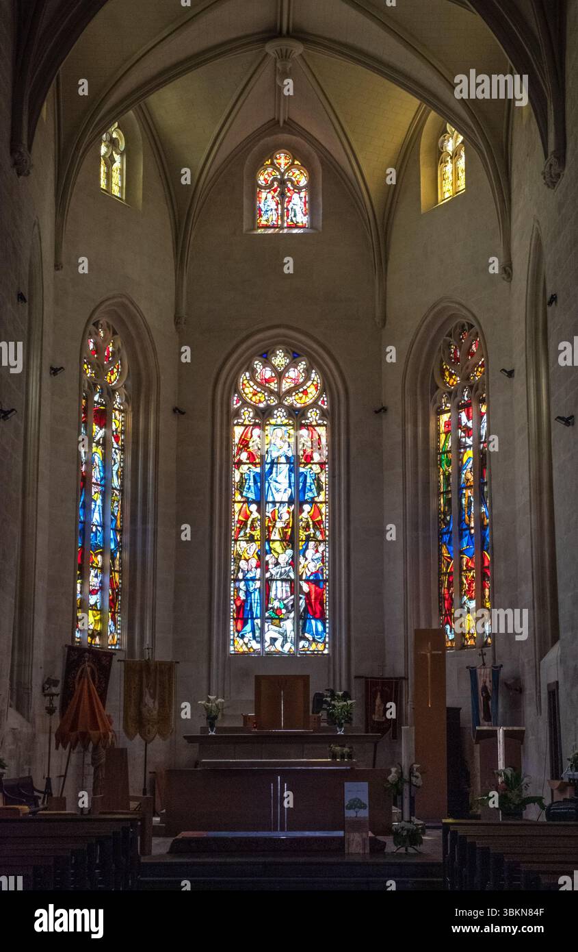 Vetrate colorate di Max Ingrand nella Basilica di Notre-Dame de Paradis, Hennebont Foto Stock