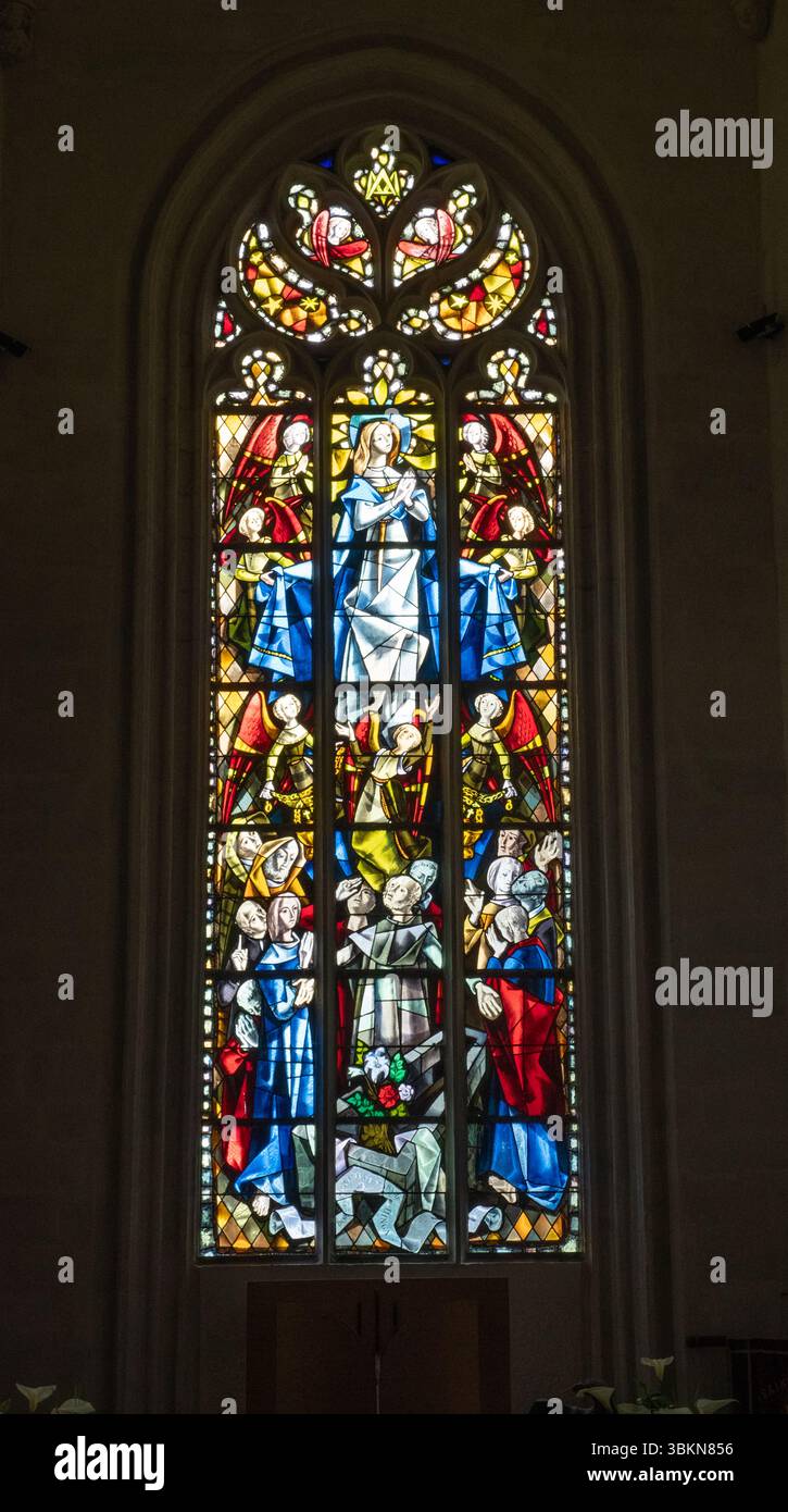 Vetrate colorate di Max Ingrand nella Basilica di Notre-Dame de Paradis, Hennebont Foto Stock