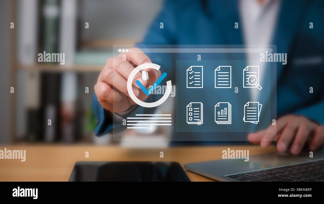 Lista di controllo per uomini d'affari e compilazione del modulo di sondaggio online, audit business concept, conformità alle normative sui servizi finanziari dell'organizzazione interna, es Foto Stock