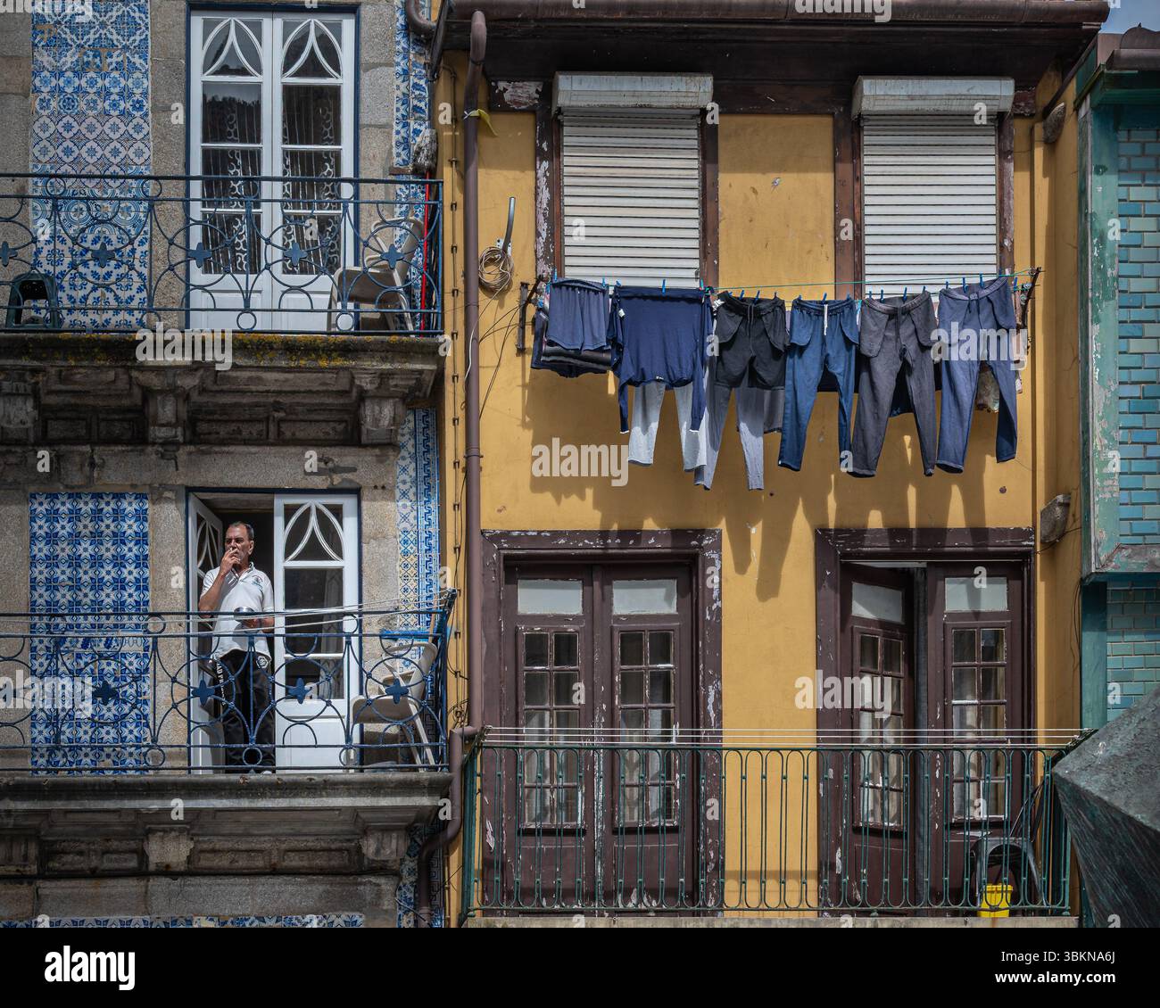 Lavatrice appesa su un appartamento balcone clothesline nel centro storico di Porto, Portogallo. Foto Stock