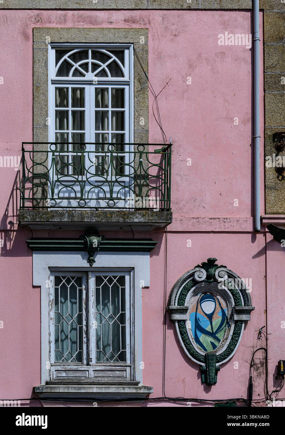 Un elegante e ben tenuto edificio rosa nella città vecchia di Porto, Portogallo. Foto Stock