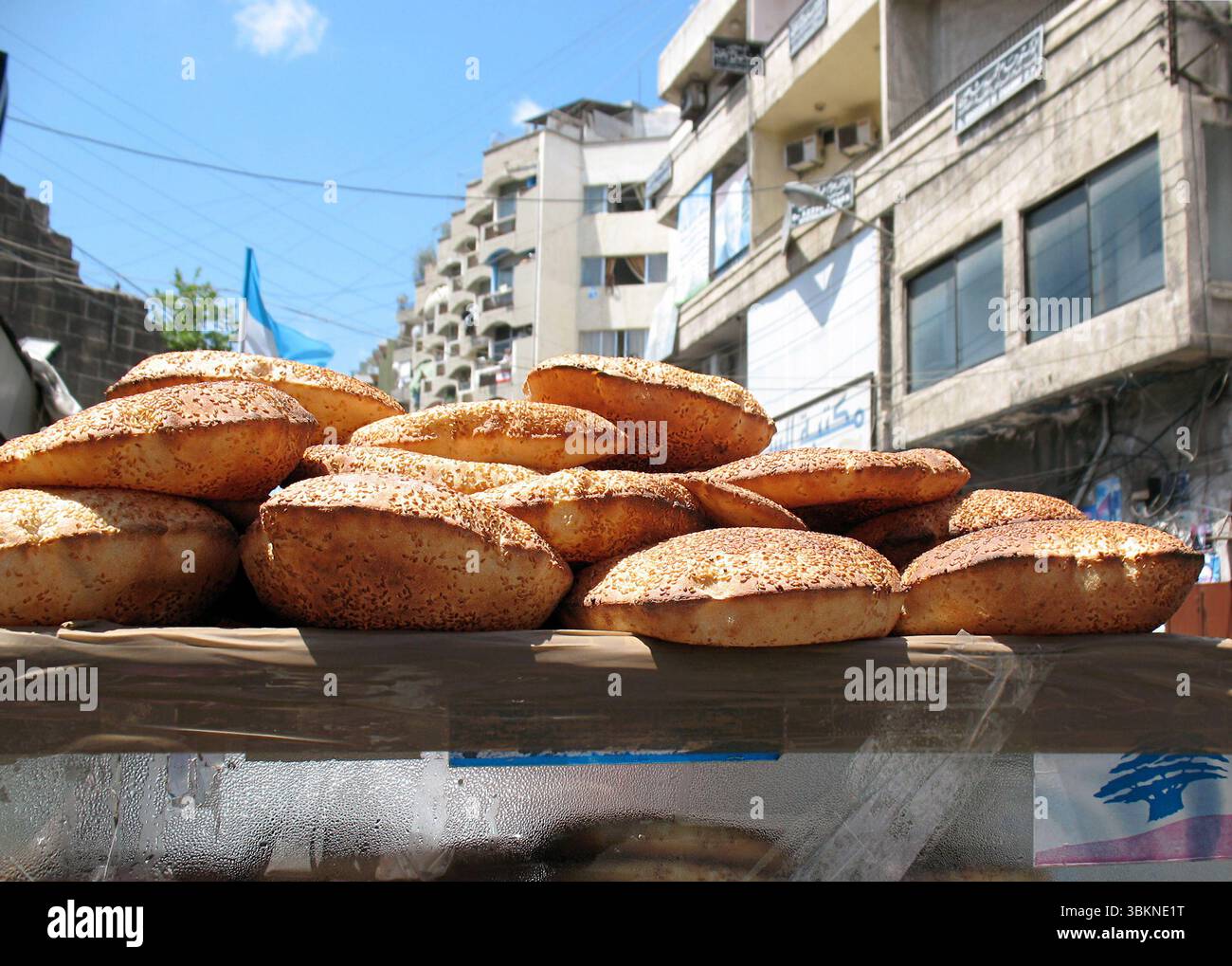Il kaak cart di un venditore ambulante contiene questo delizioso spuntino. Il Kaak è uno spuntino popolare in Medio Oriente. Tripoli, Libano. Foto Stock
