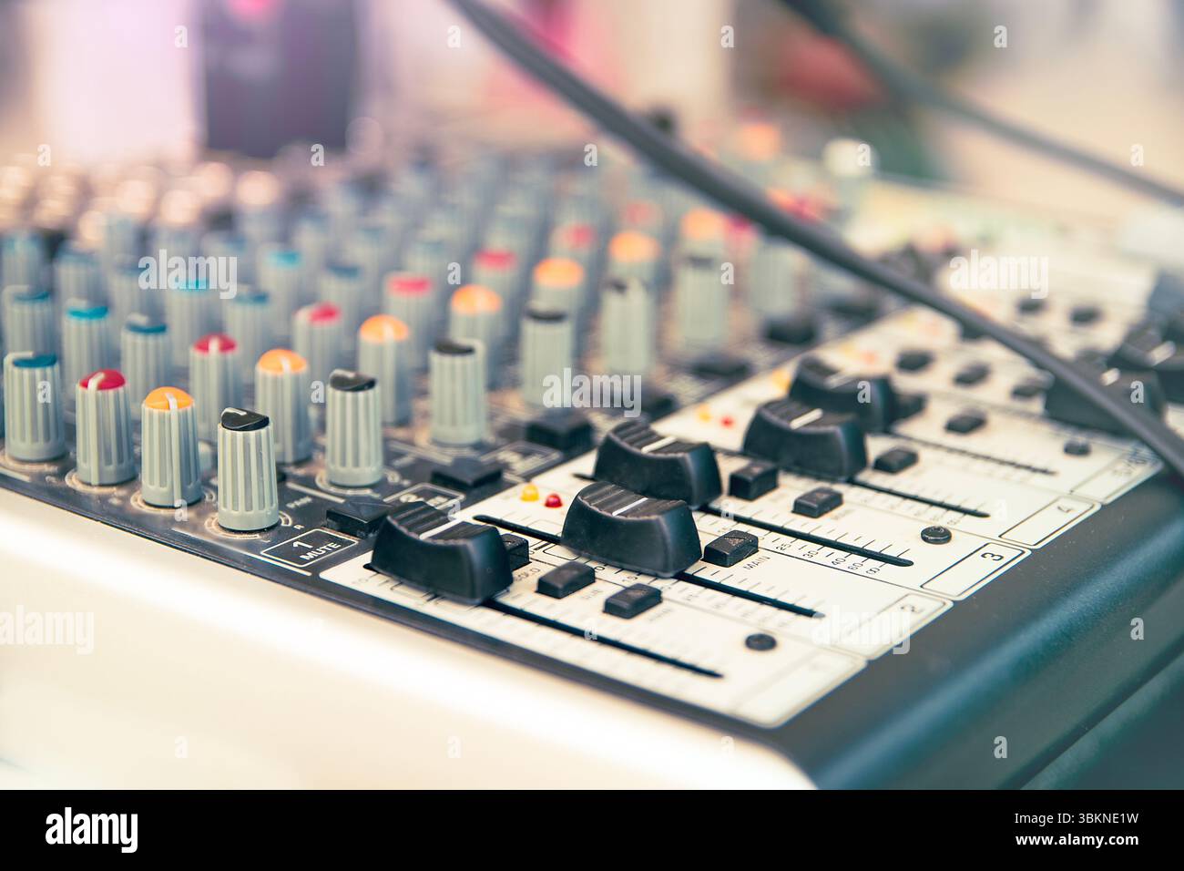 Primo piano di un mixer audio. Niente persone. Foto Stock