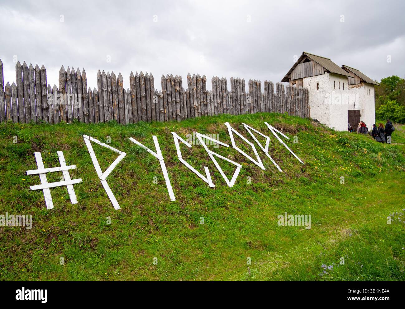 Lipetsk, Russia - 11 maggio 2024: Il nome del festival della ricostruzione storica "Rusborg" è disposto su tavole di fronte alla palizzata della fortezza Foto Stock