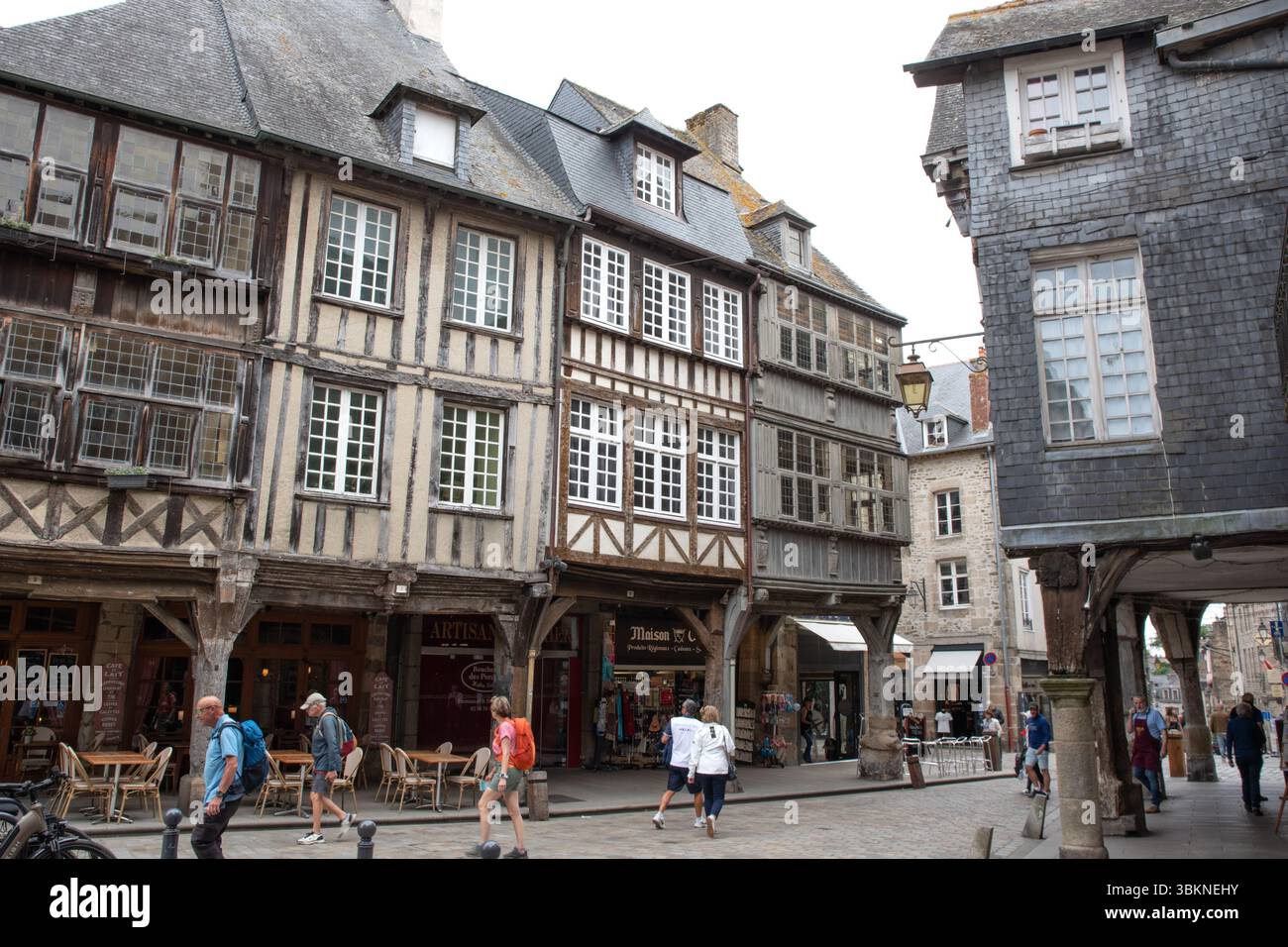 Edifici con cornici in legno arcade in Rue de l'Apport, Dinan Foto Stock