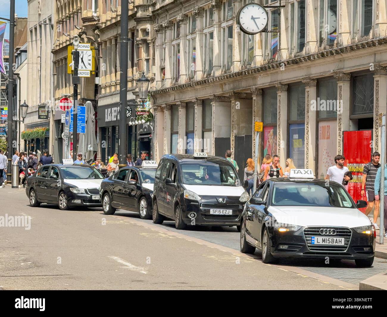 Cardiff, Galles, Regno Unito - 18 giugno 2025: Fila di taxi allineati su un posteggio di taxi in St Mary Street nel centro di Cardiff - Immagine stock catturata con smartphone