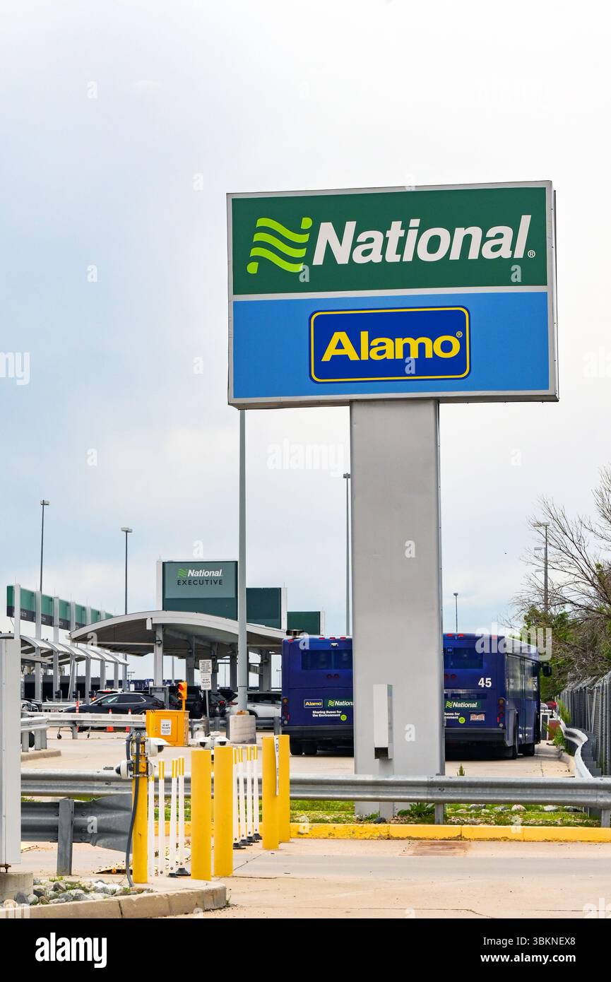 Denver, Colorado, Stati Uniti - 4 giugno 2025: Cartello all'ingresso del deposito auto per Alamo e National presso l'aeroporto internazionale di Denver. Foto Stock