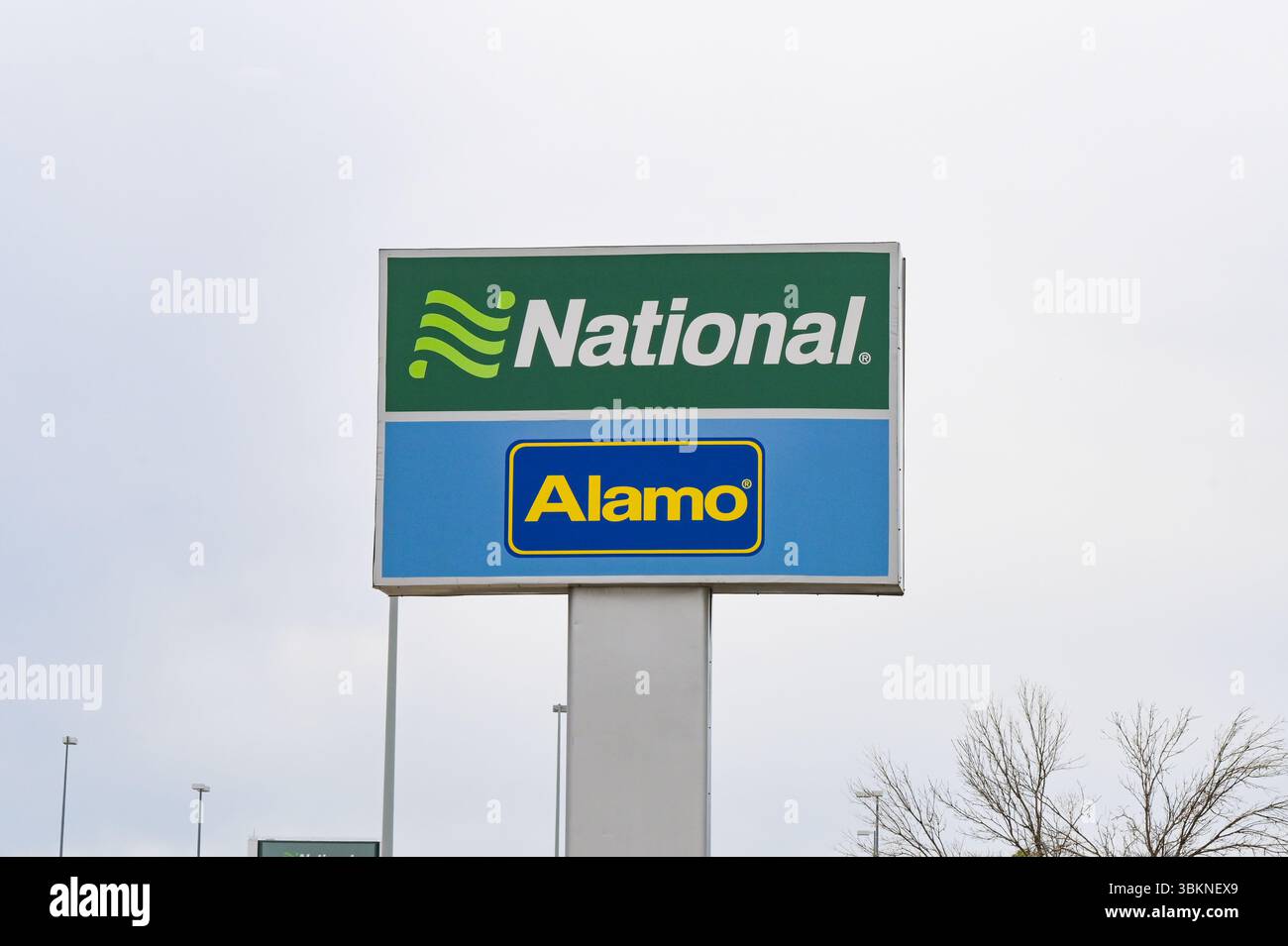 Denver, Colorado, Stati Uniti - 4 giugno 2025: Cartello all'ingresso del deposito auto per Alamo e National presso l'aeroporto internazionale di Denver. Foto Stock