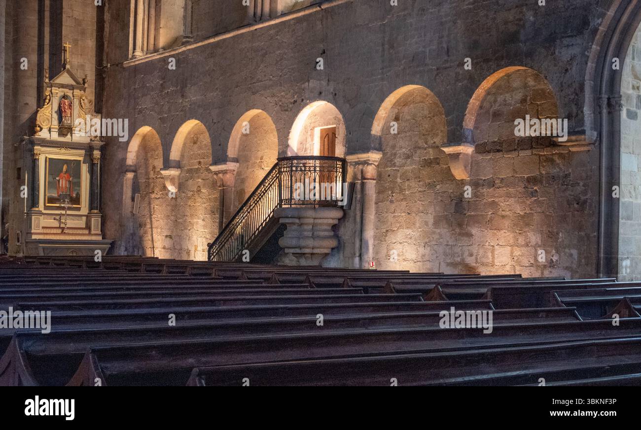 Archi romanici nella basilica di Saint-Sauveur, Dinan del XII secolo Foto Stock