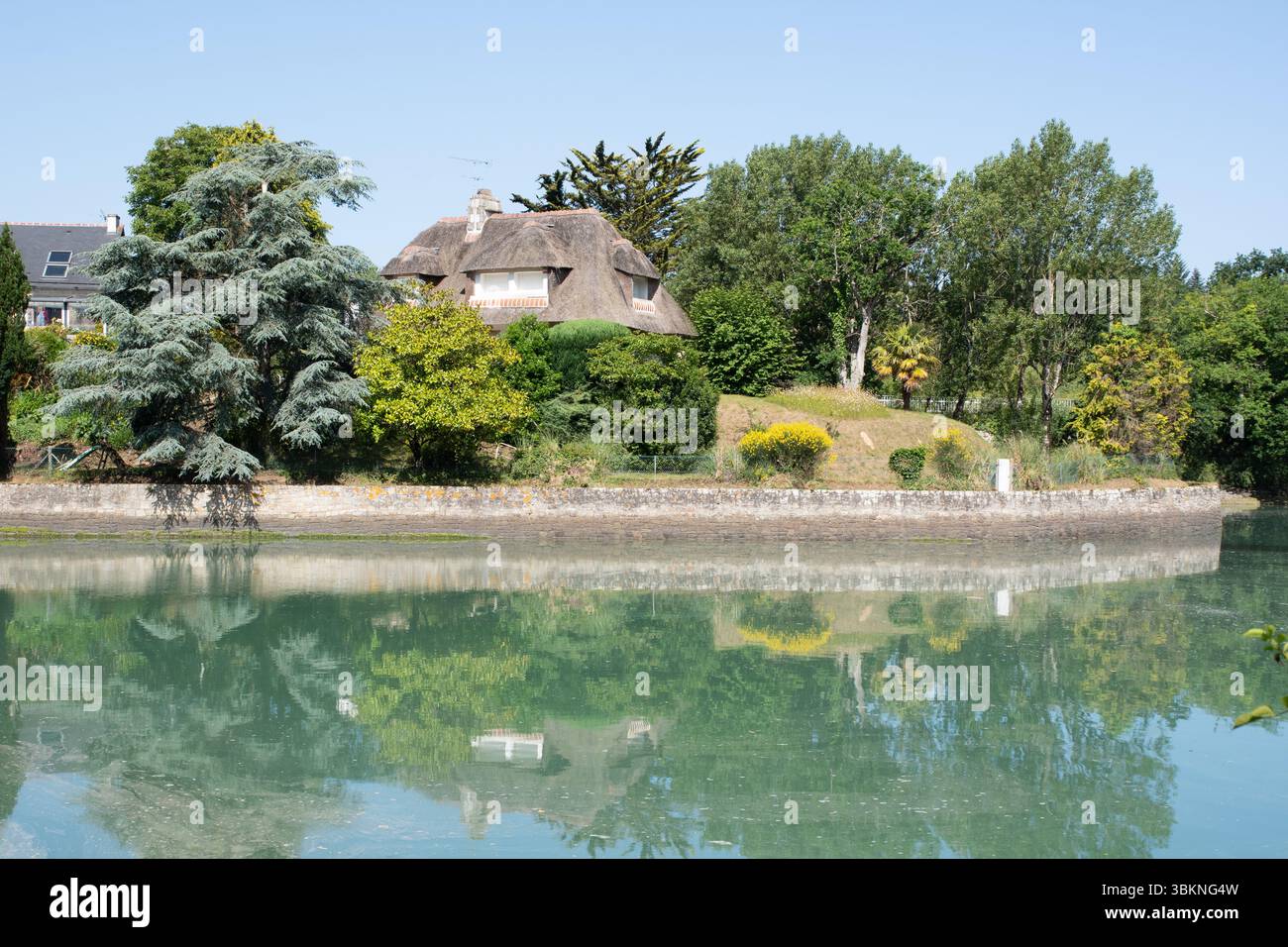 Casa di paglia sulla riva di la Rance, la Richardais, Bretagna Foto Stock