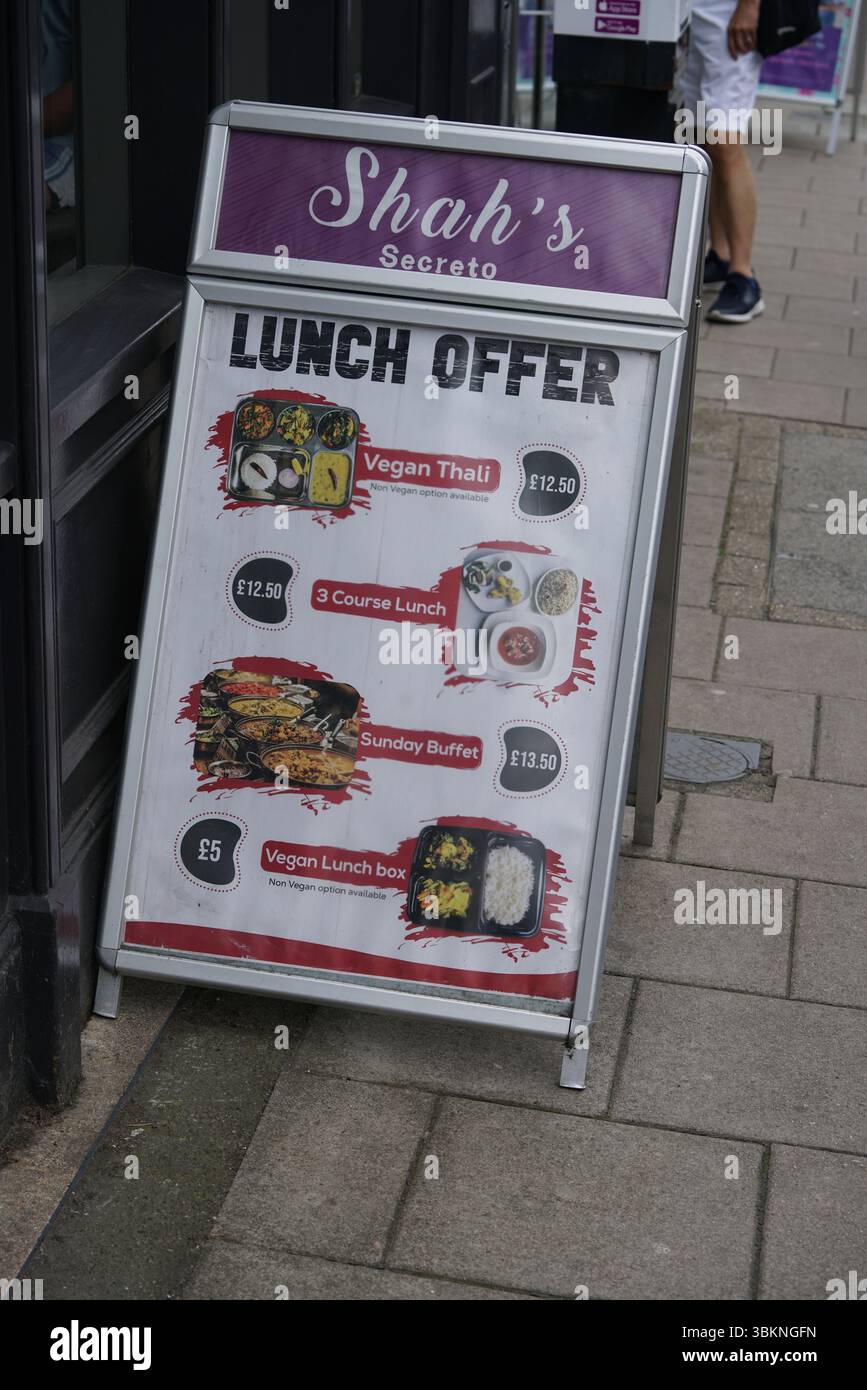 Insegna offerta pranzo al ristorante che mostra le offerte giornaliere con opzioni vegane e a buffet. Guildford, Inghilterra Foto Stock