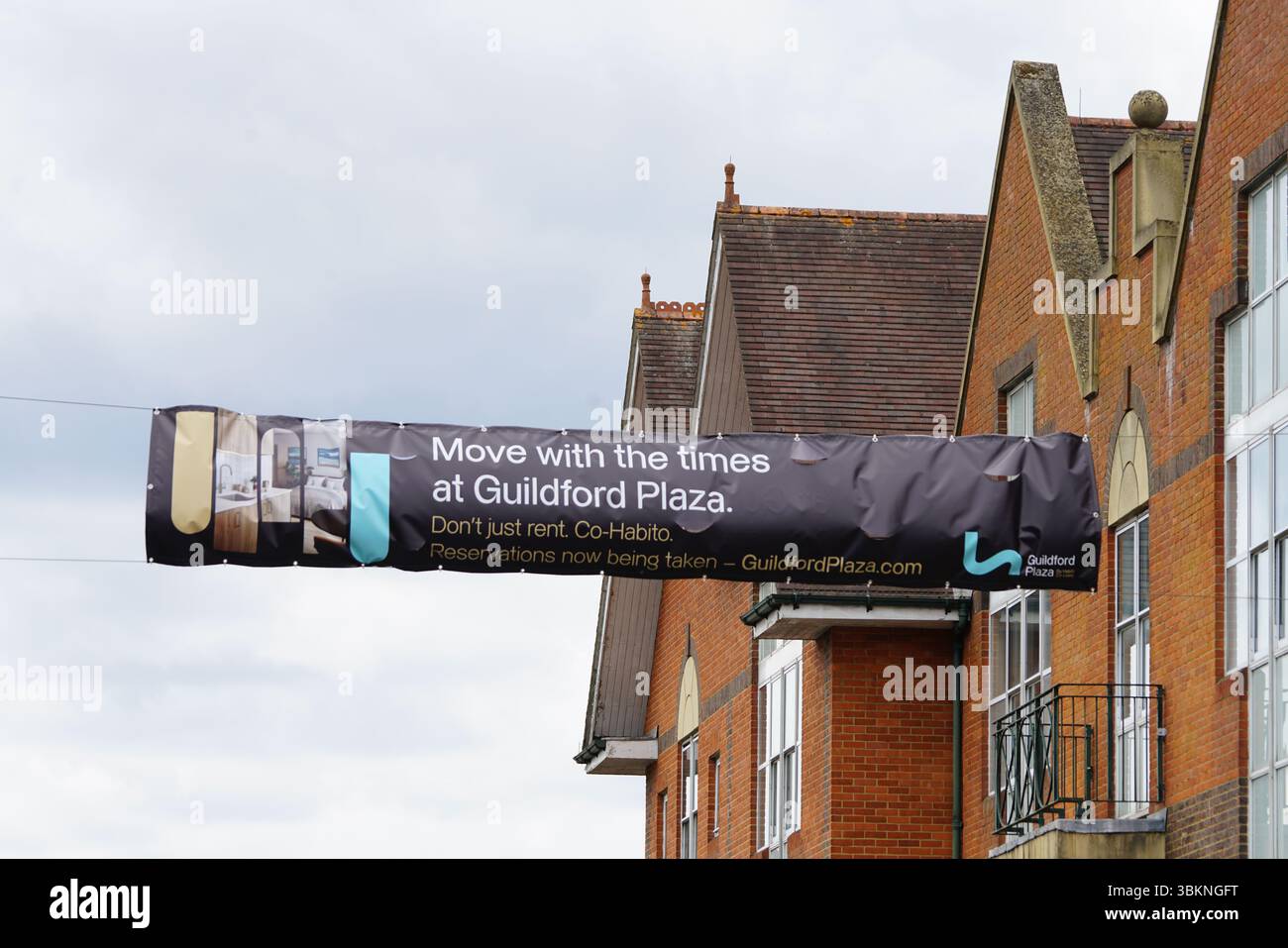 Banner promozionale che pubblicizza Guildford Plaza con messaggio sull'alloggio moderno. Guildford, Inghilterra Foto Stock