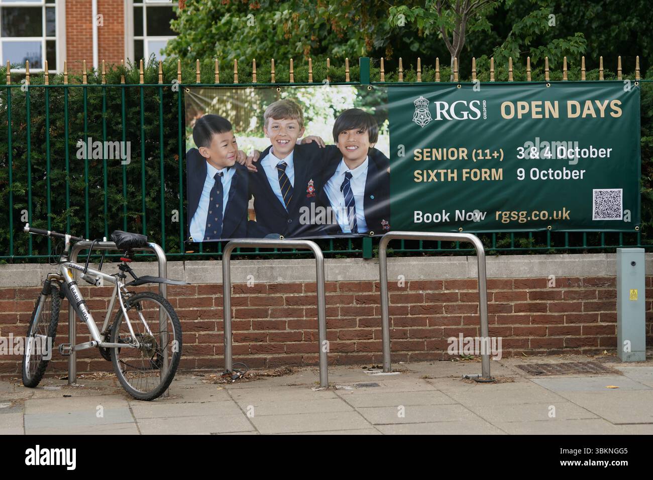 Banner scolastico pubblicità Open Days con studenti junior e una bicicletta nelle vicinanze Foto Stock