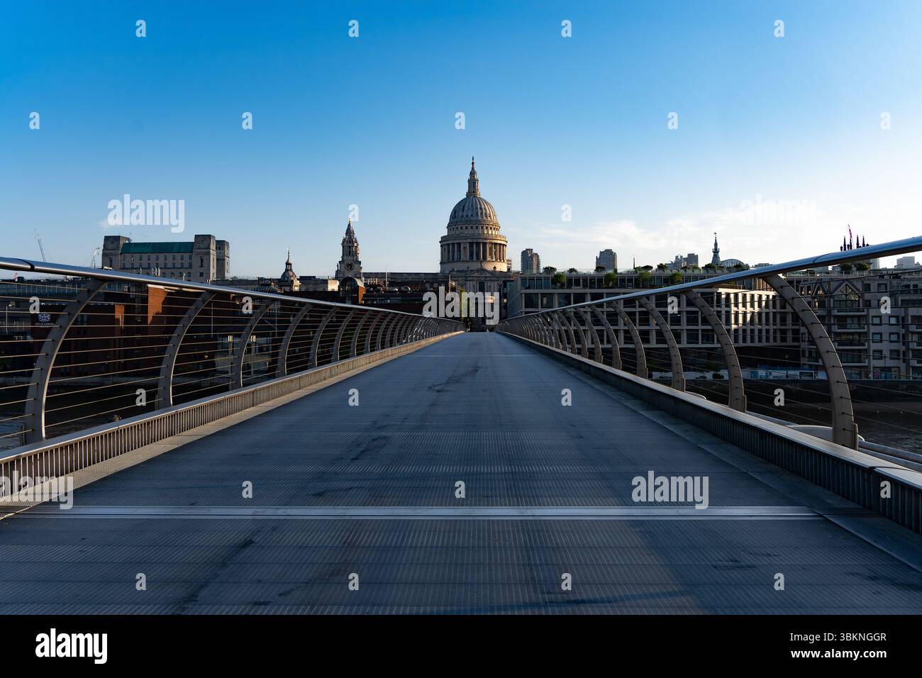Cattedrale di St Paul vista dall'altro lato del Millennium Bridge di Londra Foto Stock