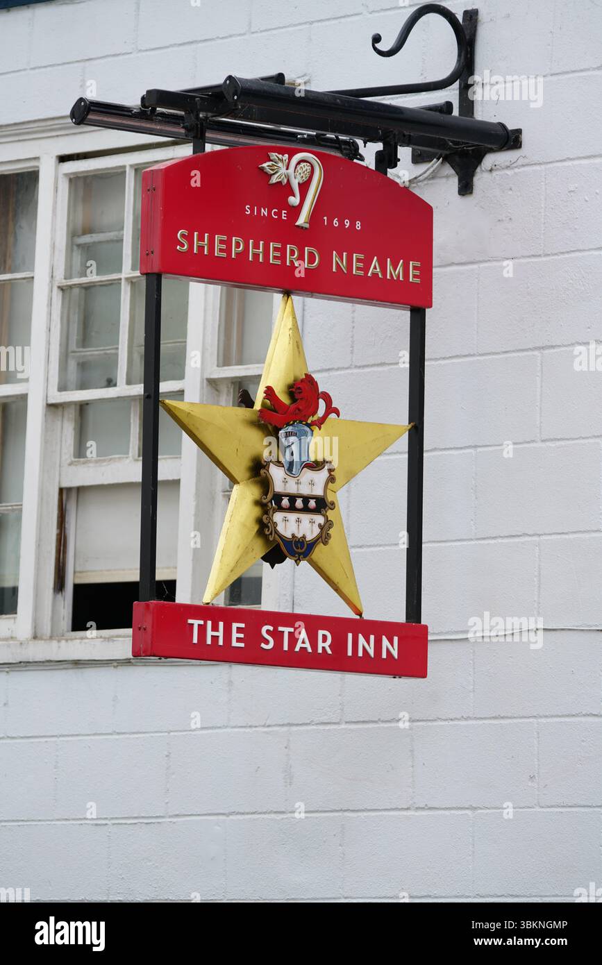 Storico Pub Sign of the Star Inn by Shepherd Neame Brewery. Guildford, Inghilterra Foto Stock