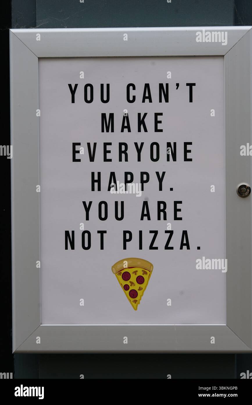 Segno umoristico che mostra testo con illustrazione Pizza per la positività. Guildford, Inghilterra Foto Stock