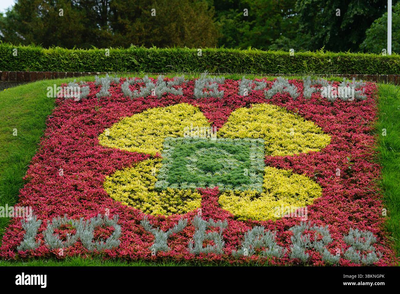 Colorata esposizione di fiori che celebra i 100 anni di Stoke Park con Text Design. Guildford, Inghilterra Foto Stock