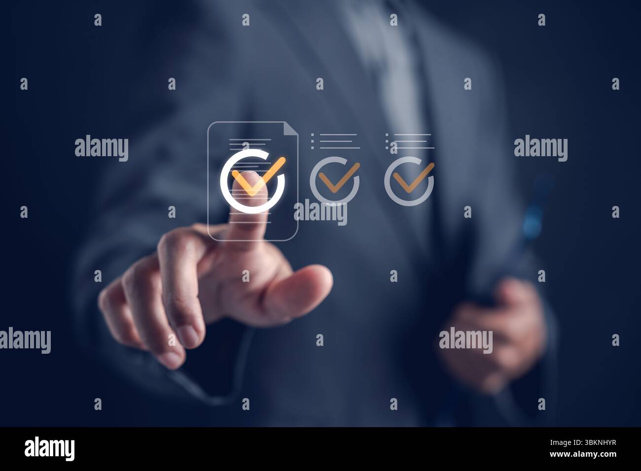Sistema di verifica e convalida dei documenti online. icone dell'elenco di controllo per l'approvazione dei file aziendali, l'elaborazione dei moduli e il flusso di lavoro di verifica sicuro in un unico ambiente Foto Stock