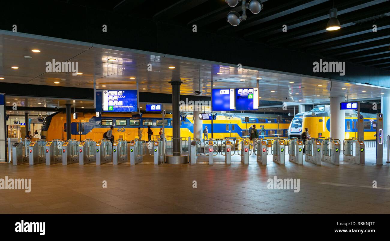 Cancelli di ingresso e uscita elettronici presso la stazione ferroviaria centrale dell'Aia, Paesi Bassi Foto Stock