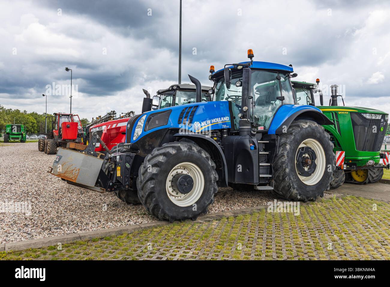 Trattore New Holland T8 con zavorra anteriore esposta presso la concessionaria. Kaunas, Lituania, 19 giugno 2025 Foto Stock