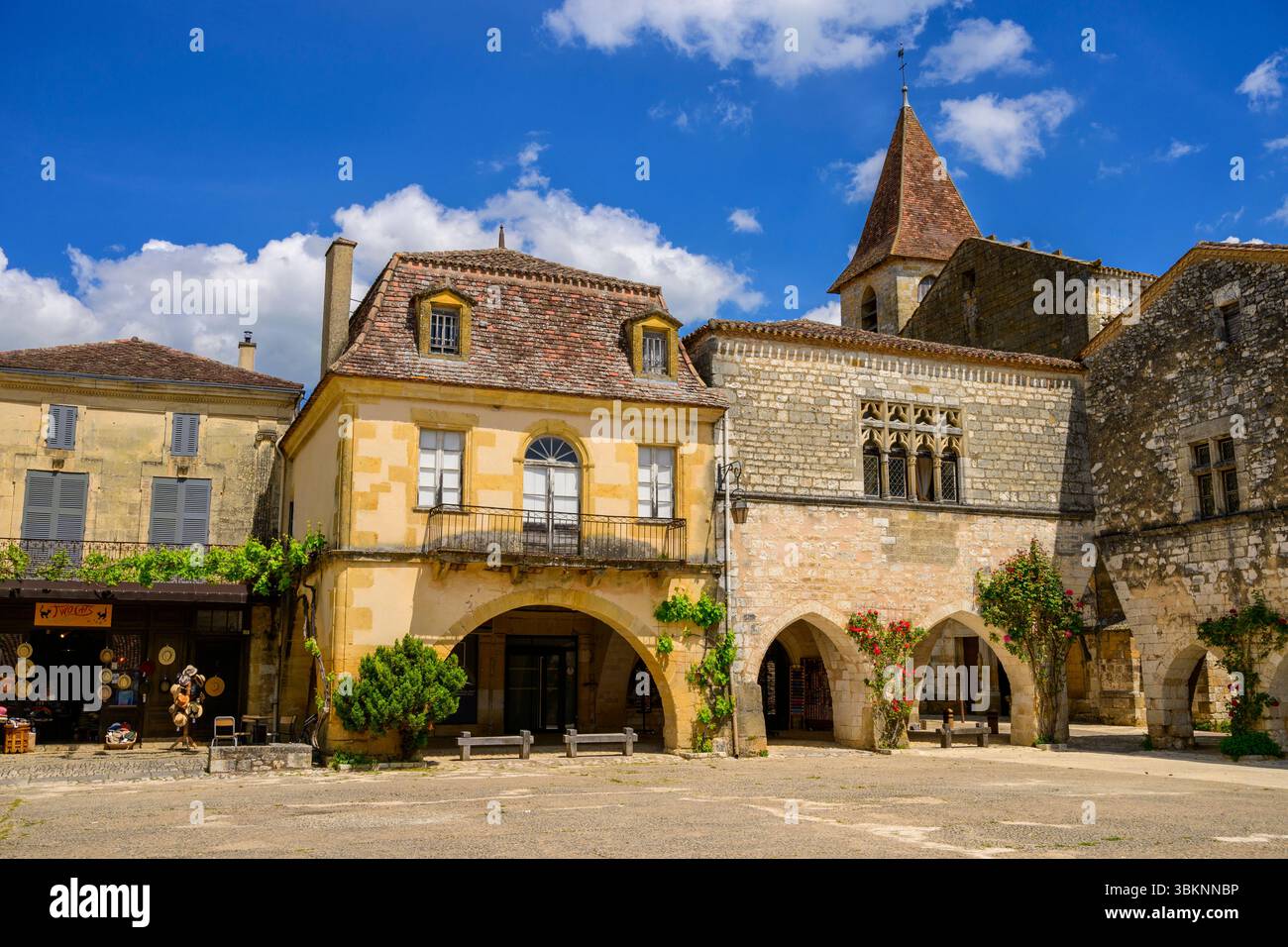 La piazza centrale della città bastide di Monpaizier, Dordogna e Lot, Francia. Foto Stock