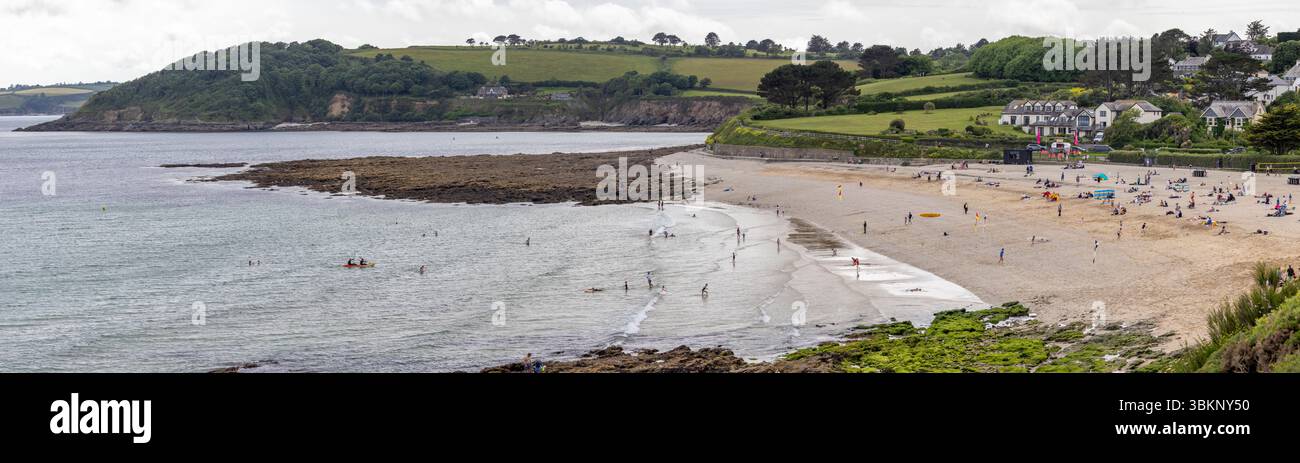 Vista panoramica della spiaggia di Gyllyngvase, affollata di bagnanti e nuotatori a Falmouth, Cornovaglia, Regno Unito, il 31 maggio 2025 Foto Stock