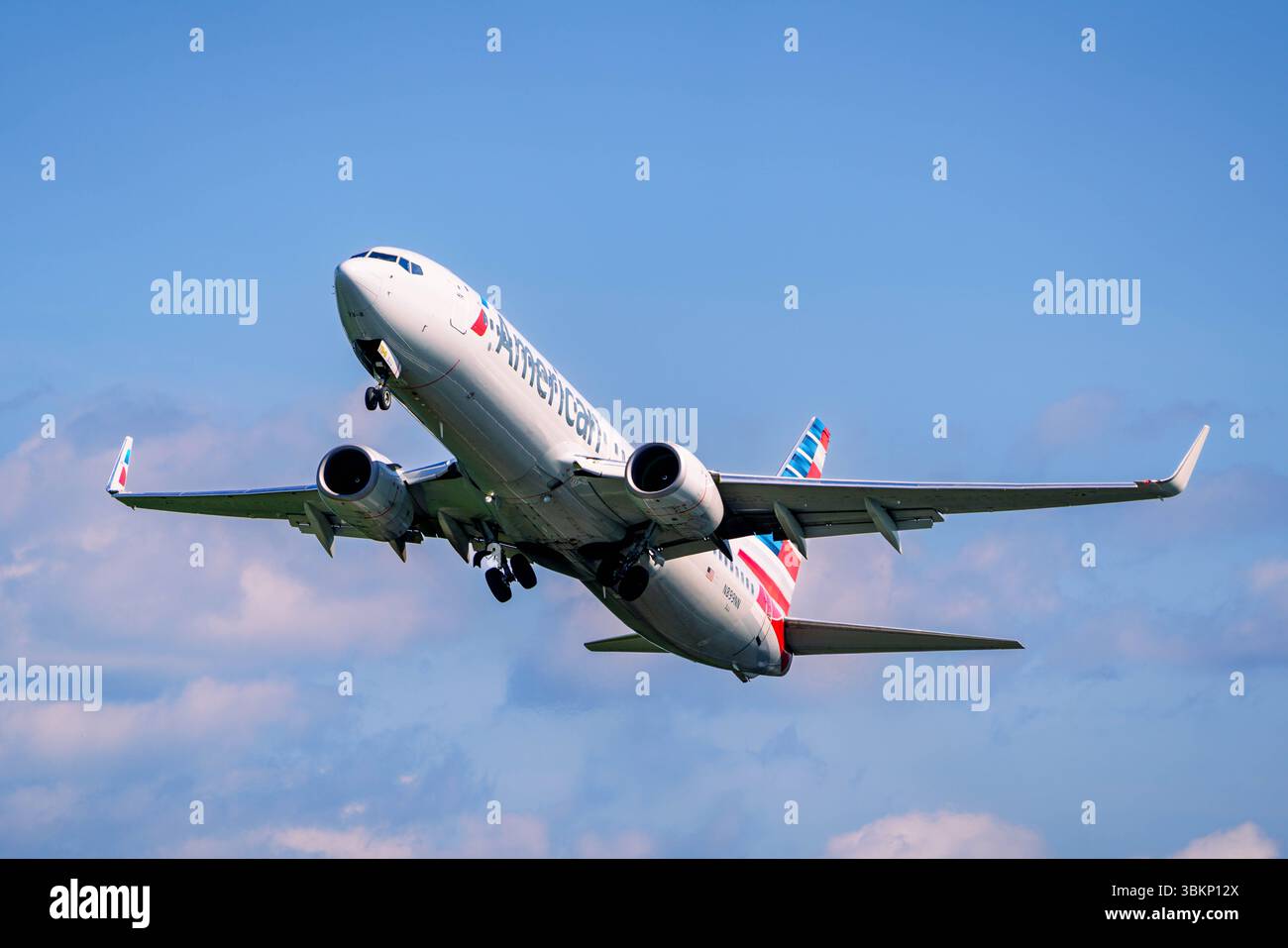 American Eagle E175 al decollo con nuvole rosa Foto Stock