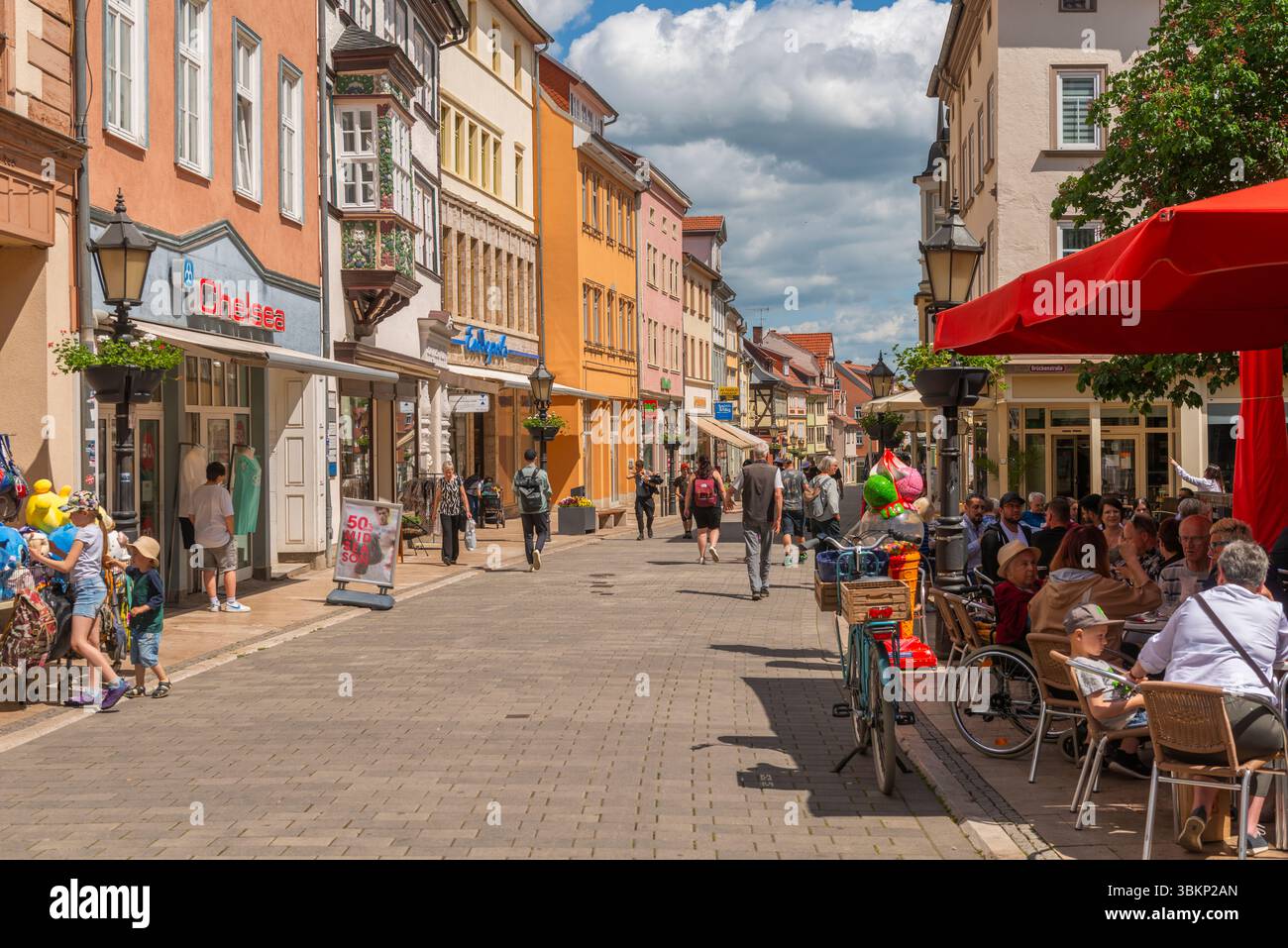 Via dello shopping, città storica di Mühlhausen, ex città imperiale, città di Thomas Münzer, Martin Lutero e J.Sebastian Bach, Turingia, Germania Foto Stock