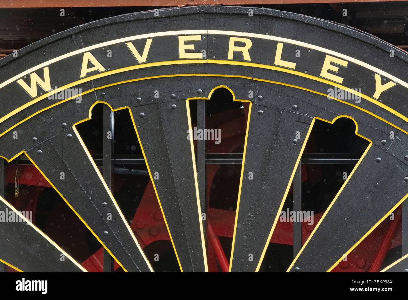 Il nome "Waverley" sulla copertina sopra la ruota a pale sull'ultimo piroscafo marino al mondo, PS Waverley Foto Stock