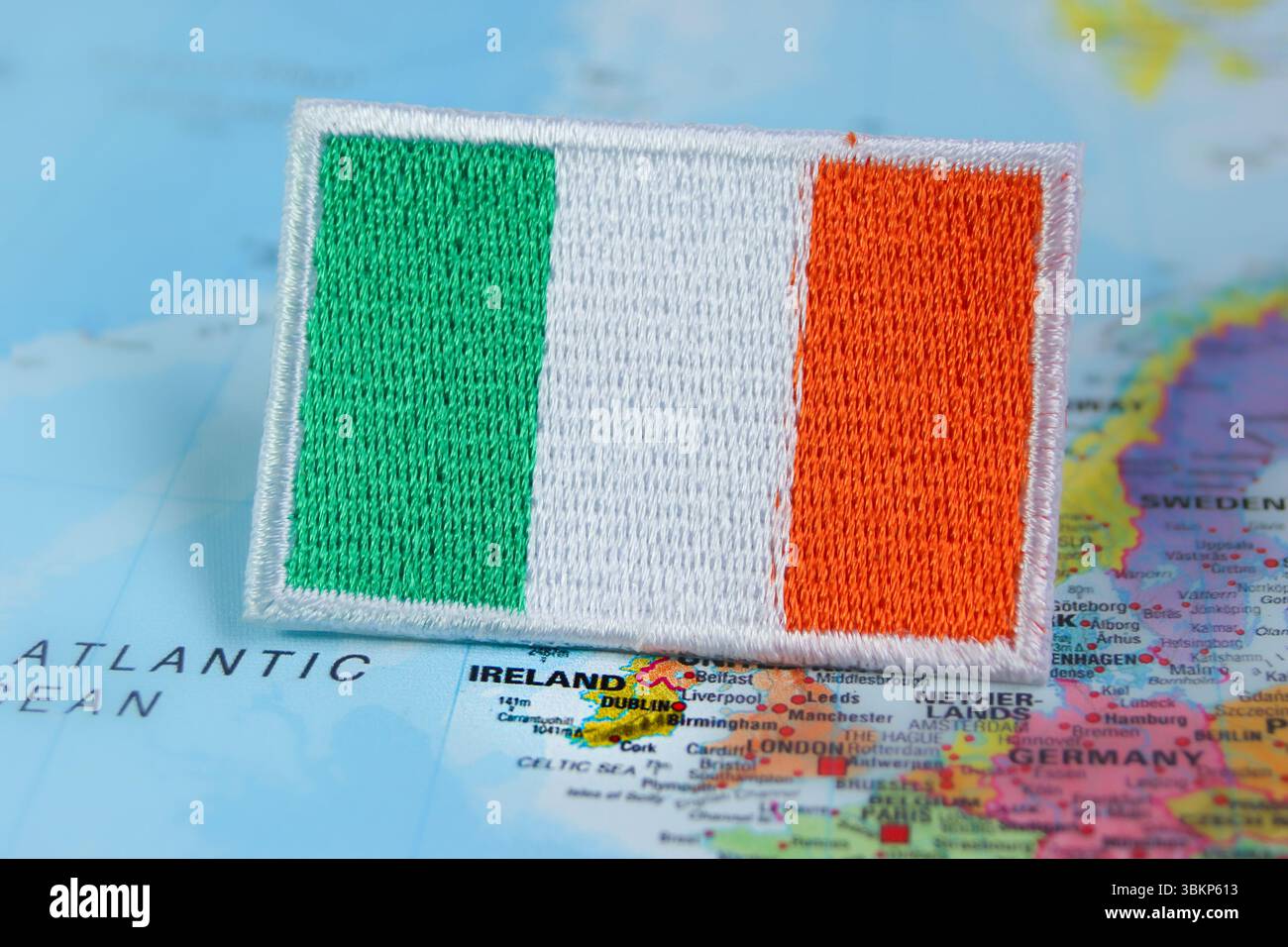 Bandiera irlandese ecologica posta sulla mappa dell'Irlanda, Europa. Viaggi sostenibili, identità nazionale e monumenti iconici come le scogliere di Moher. Foto Stock