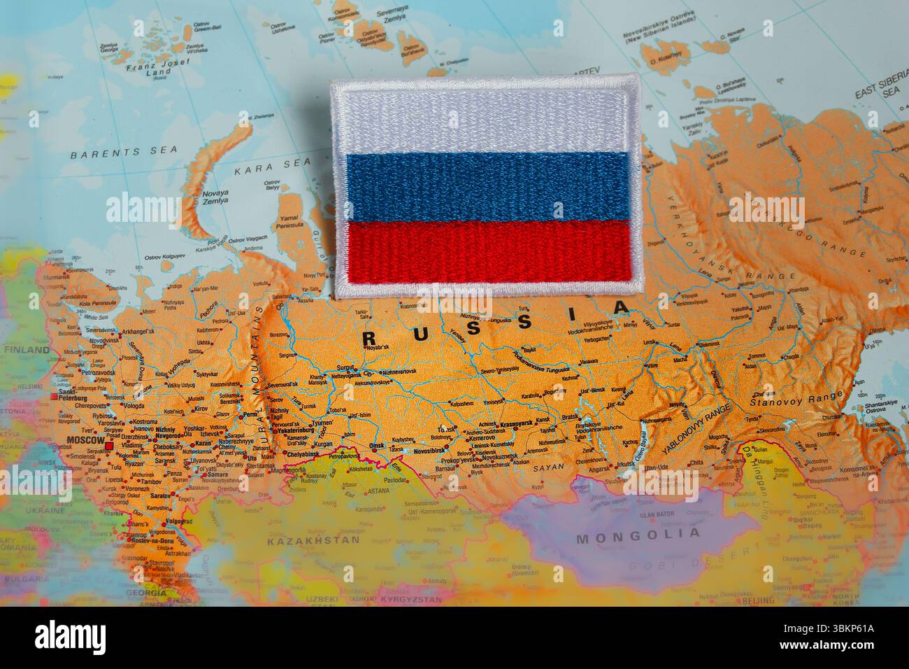 Bandiera russa artigianale sulla mappa del mondo con le regioni dell'Europa e dell'Asia. Viaggi ecologici, orgoglio nazionale e rappresentanza culturale. Foto Stock