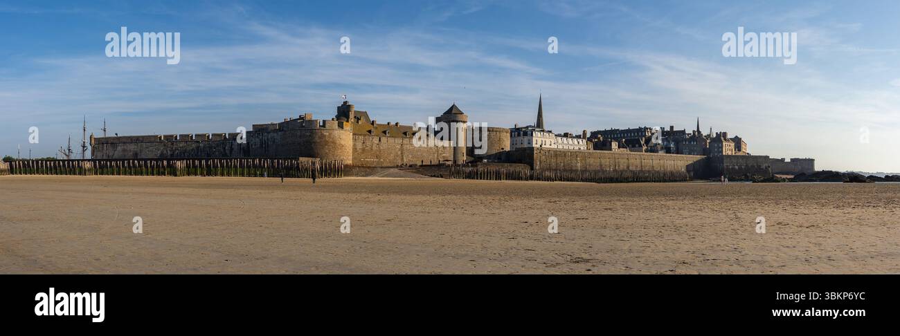 Vista panoramica della città vecchia fortificata di Saint-Malo e delle difese sulla spiaggia al crepuscolo, vista dalla Plage de l'Éventail in Bretagna, Francia. Foto Stock