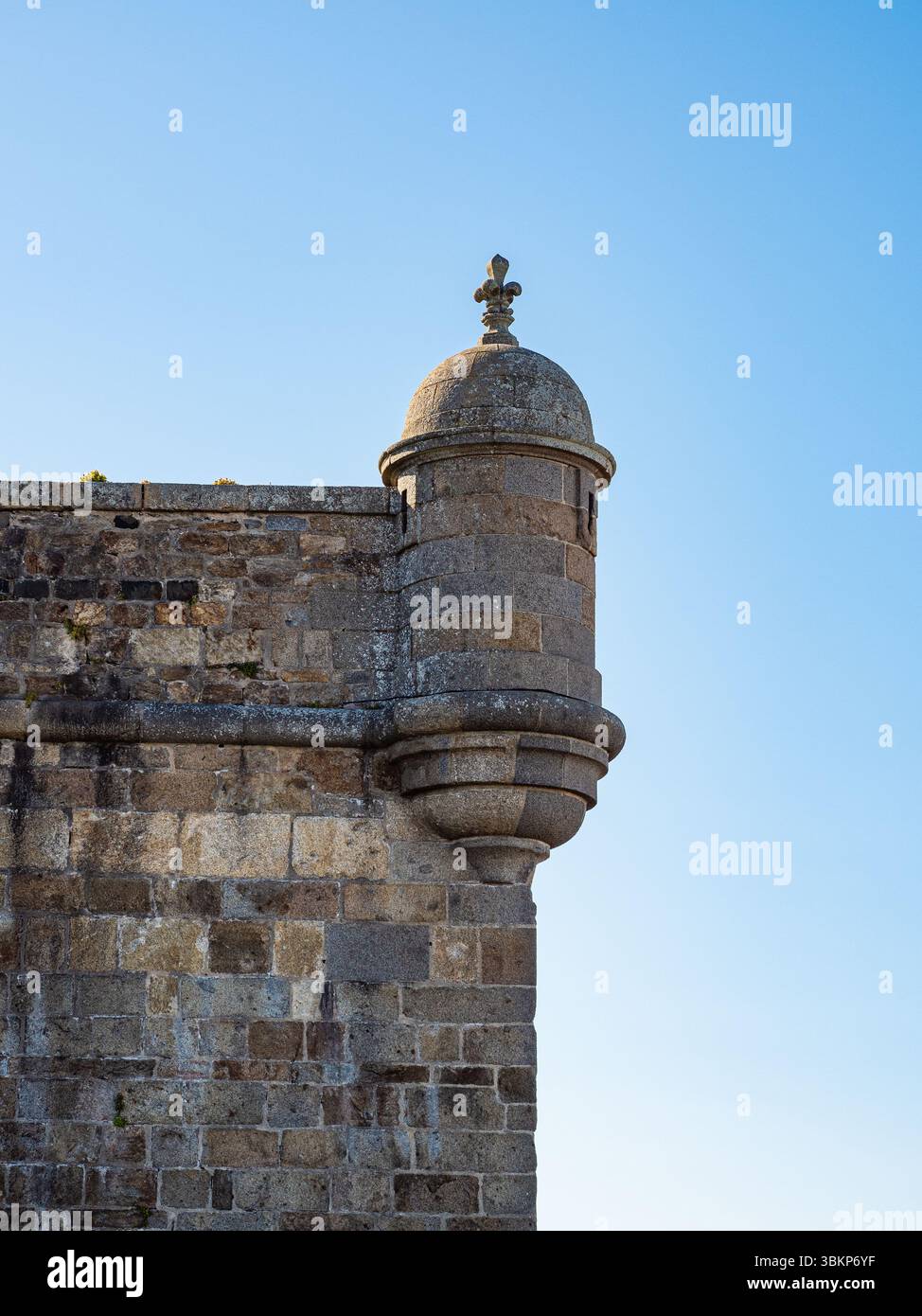 Primo piano di una torre di guardia in pietra sui bastioni di Saint-Malo, Bretagna. Fortificazione costiera storica con dettagli architettonici medievali e chiari s Foto Stock
