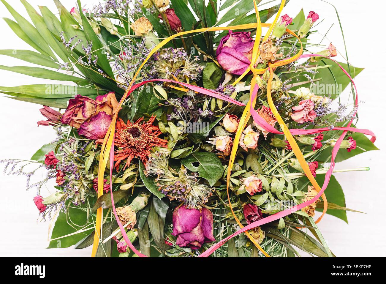Bouquet di fiori secchi colorati su sfondo bianco. Composizione floreale decorativa con texture naturali. Estetica rustica per l'arredamento della casa. Foto Stock