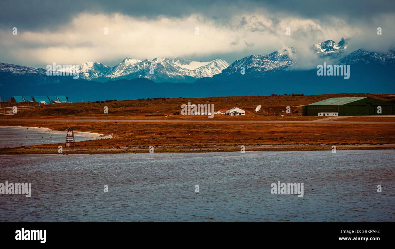 12 febbraio 2025: Foto di paesaggio scattata sull'acqua delle montagne innevate a Ushuaia, Argentina. Foto Stock