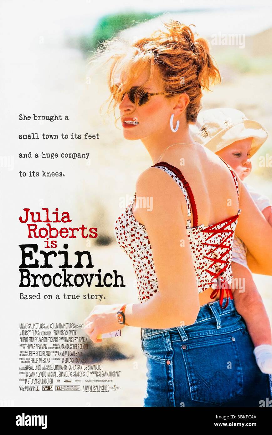 Erin Brockovich (2000) diretto da Steven Soderbergh e interpretato da Julia Roberts, Albert Finney e Aaron Eckhart. Basato sulla vera storia di una determinata madre single che scopre un insabbiamento aziendale che coinvolge l'acqua contaminata in una piccola città della California e conduce una battaglia legale di riferimento contro una grande azienda di servizi. Fotografia di un poster originale del 2000 USA a un foglio SOLO PER USO EDITORIALE. Crediti: BFA / Universal Pictures Foto Stock