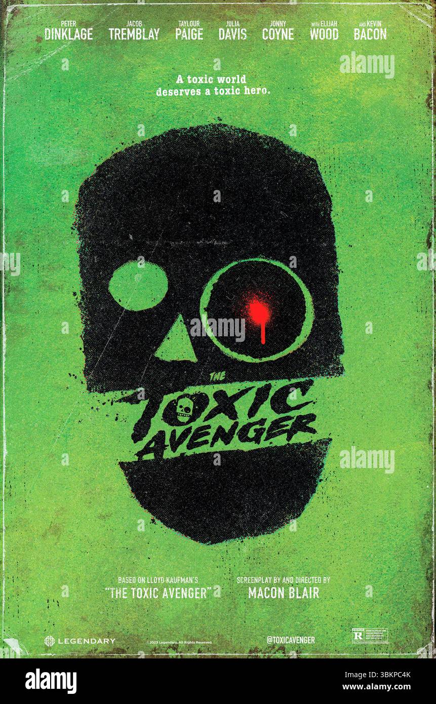 The Toxic Avenger (2023) diretto da Macon Blair e interpretato da Peter Dinklage, Jacob Tremblay e Taylour Paige. Un orribile incidente tossico trasforma il custode caduto Winston Gooze in una nuova evoluzione dell'eroe: Il Vendicatore tossico. Armato del suo mocio, l'improbabile vigilante mutante combatte mostri, gangster e amministratori delegati corrotti mentre cerca di salvare la sua relazione con suo figlio. SOLO PER USO EDITORIALE di poster pubblicitari. Credito: BFA / Legendary Entertainment Foto Stock