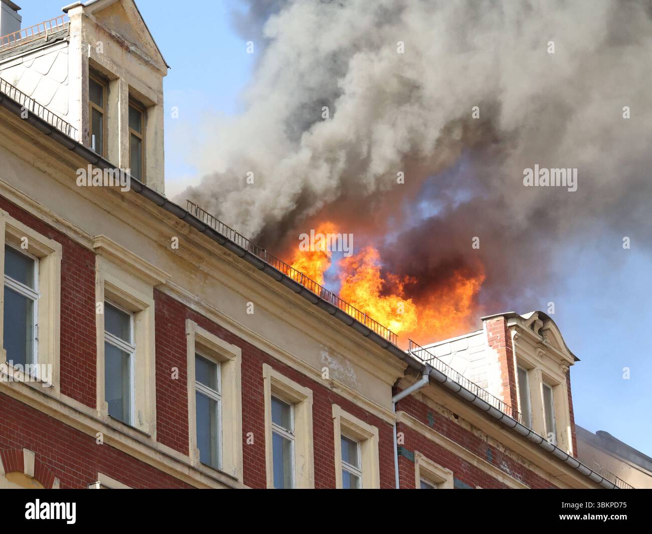 Dachstuhlbrand 21.06.2025, Chemnitz, Sonnenberg, Brand am Samstag wurde die Feuerwehr gegen 18,00 Uhr in Chemnitz zur Zietenstraße/Sonnenstraße gerufen. Dort War in einem Abrisshaus im Dachbereich ein Brand ausgebrochen. BEI Eintreffen der Feuerwehr schlugen große Flammen aus dem Dach. Chemnitz Sachsen BRD *** fuoco capriata del tetto 21 06 2025, Chemnitz, Sonnenberg, incendio il sabato, i vigili del fuoco furono chiamati a Zietenstraße Sonnenstraße a Chemnitz intorno alle 18.00. Un incendio era scoppiato nella zona del tetto di una casa demolita quando arrivarono i vigili del fuoco, grandi fiamme sparavano fuori da Th Foto Stock