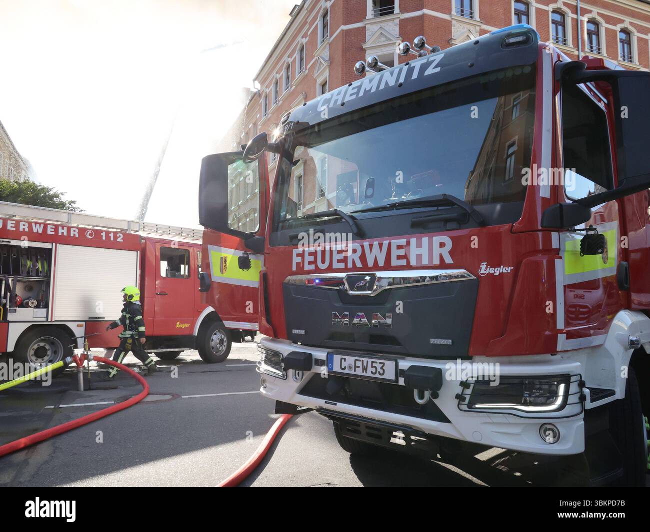 Dachstuhlbrand 21.06.2025, Chemnitz, Sonnenberg, Brand am Samstag wurde die Feuerwehr gegen 18,00 Uhr in Chemnitz zur Zietenstraße/Sonnenstraße gerufen. Dort War in einem Abrisshaus im Dachbereich ein Brand ausgebrochen. BEI Eintreffen der Feuerwehr schlugen große Flammen aus dem Dach. Chemnitz Sachsen BRD *** fuoco capriata del tetto 21 06 2025, Chemnitz, Sonnenberg, incendio il sabato, i vigili del fuoco furono chiamati a Zietenstraße Sonnenstraße a Chemnitz intorno alle 18.00. Un incendio era scoppiato nella zona del tetto di una casa demolita quando arrivarono i vigili del fuoco, grandi fiamme sparavano fuori da Th Foto Stock
