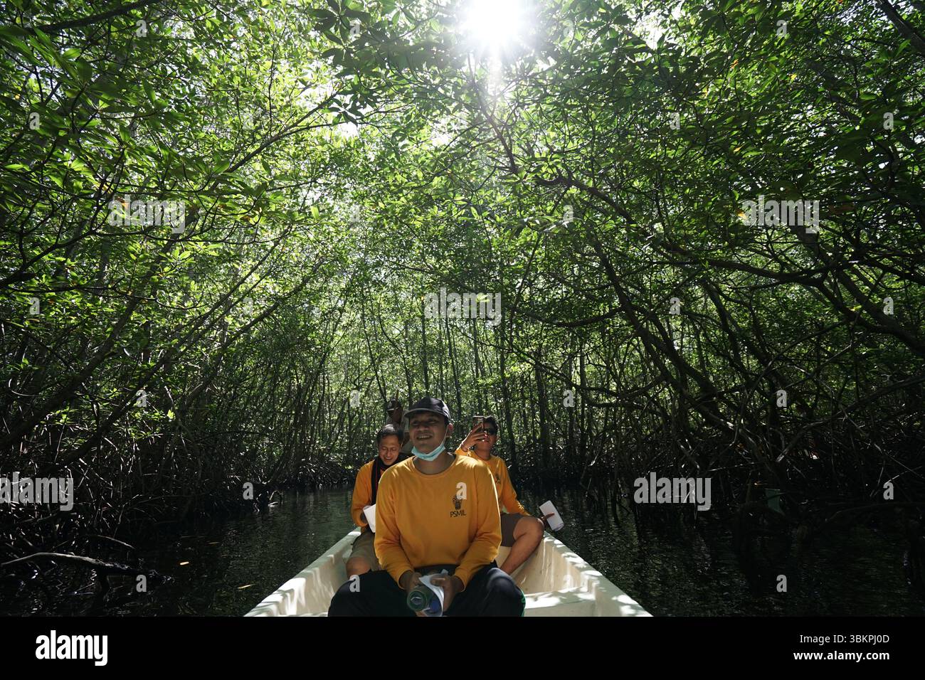 Bali, 6 maggio 2022: I ricercatori navigano in una fitta foresta di mangrovie a Nusa Penida, Bali, conducendo lavori sul campo per studiare e preservare gli ecosistemi costieri Foto Stock