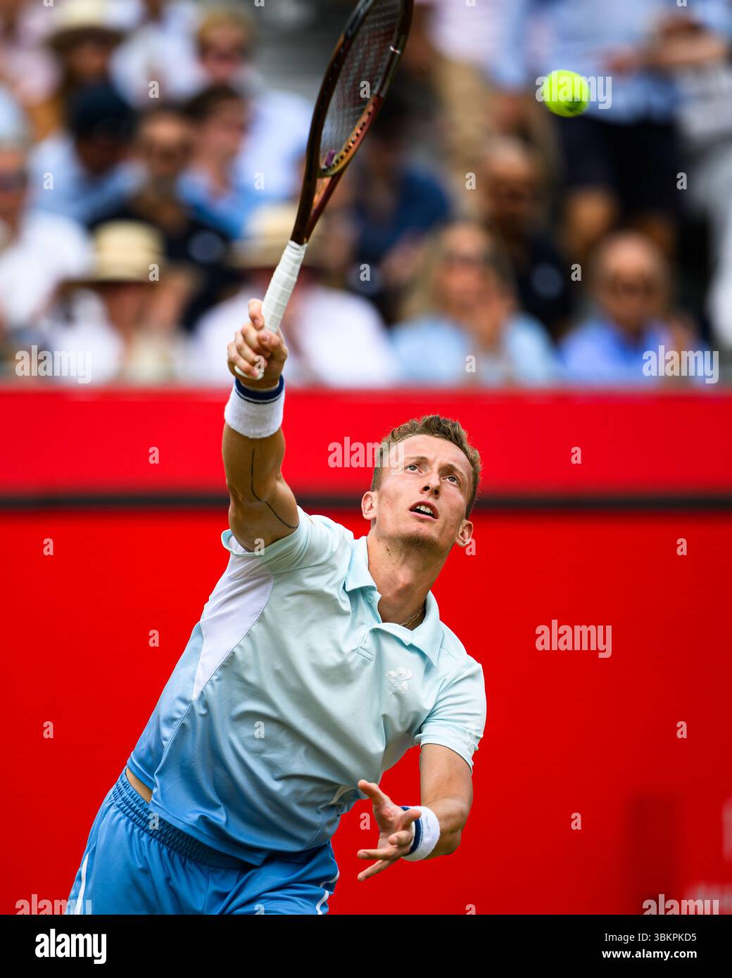 LONDRA, REGNO UNITO 22 giugno: Jiri Lehecka (CZE) in azione contro Carlos Alcaraz (ESP) durante la finale ATP 500 dei Campionati HSBC 2025 al Queen's Club domenica 22 giugno 2025 a LONDRA, REGNO UNITO. Crediti: Taka Wu/Alamy Live News Foto Stock